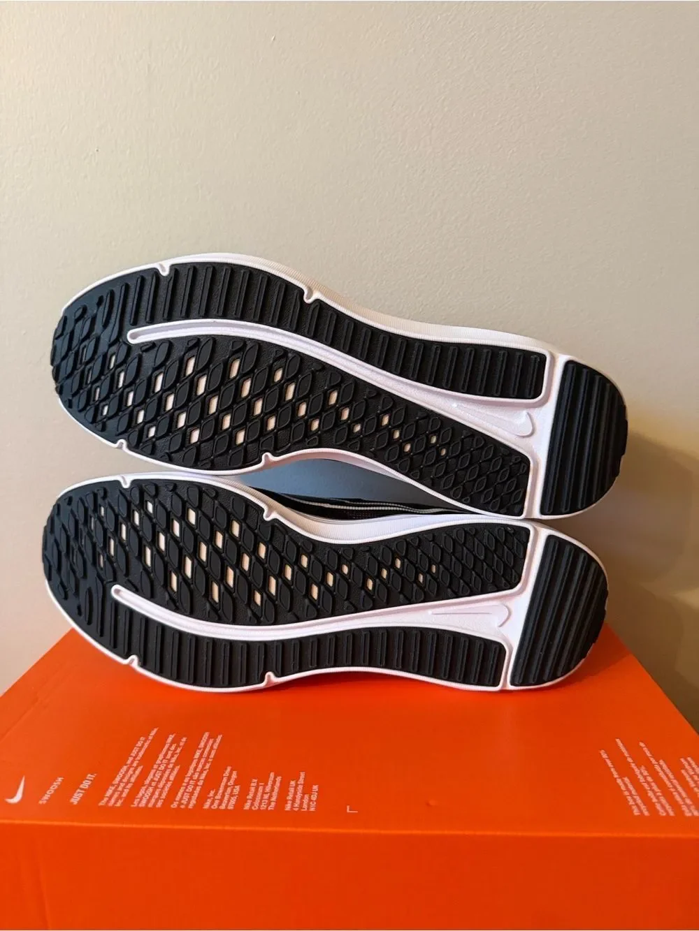 Nike Downshifter 12 Black White DD9293-001 Men’s Size 10.5